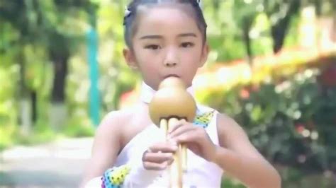 五岁小女孩葫芦丝吹奏《月光下的凤尾竹》，真好听_腾讯视频