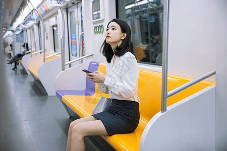 下班乘坐地铁的疲惫职场女性高清图片下载-正版图片501759213-摄图网