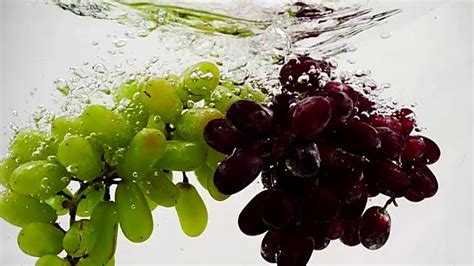 红葡萄绿葡萄的慢动作录像。一串串的葡萄被浸泡在带有气泡的水中。视频素材_ID:VCG42N998716792-VCG.COM