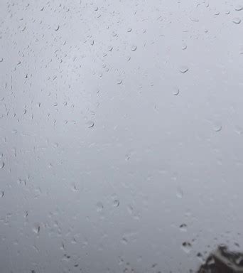 玻璃上的水珠和窗外的雨滴_1080X1920_高清视频素材下载(编号:9053478)_实拍视频_光厂(VJ师网) www.vjshi.com