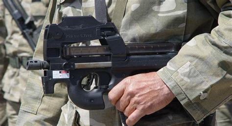 当年被称为最强冲锋枪的FN-P90到底有多强？百米之内无可匹敌