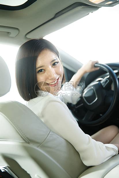漂亮的年轻女人开车高清图片下载-正版图片507610496-摄图网