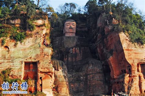 世界十大巨型雕像，中国乐山大佛榜上有名_巴拉排行榜