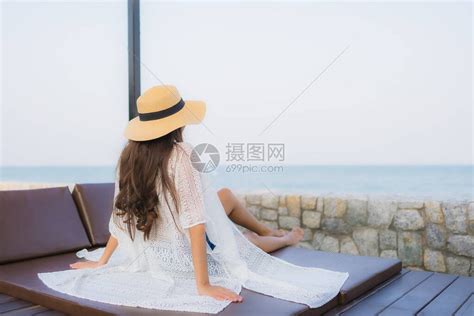 坐在海边放松的年轻人高清图片下载-正版图片502865032-摄图网
