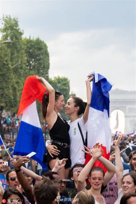 世界杯女球迷露胸庆祝引关注：热情与争议并存