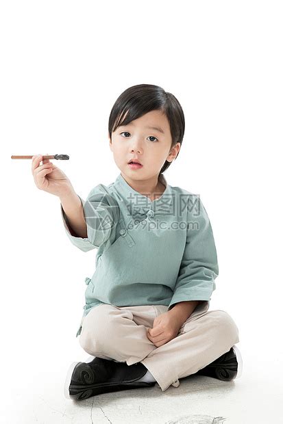无忧无虑留白愉悦可爱的小男孩坐在地上用毛笔写字高清图片下载-正版图片501916434-摄图网