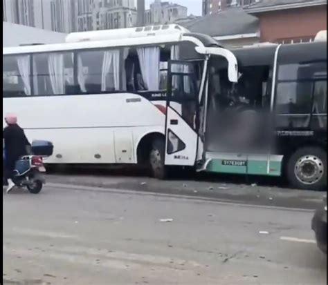 武汉一公交车突发意外致2死3伤 现场图片曝光-闽南网
