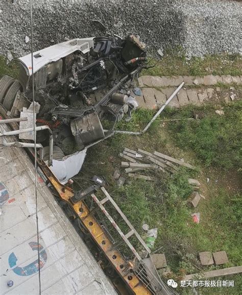突发！武汉一辆大挂车从三环线高架桥上坠落！