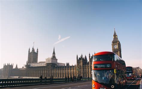 旅行,旅游,情感,表情人的快乐的微笑轻妇女自拍,并大拇指大本伦敦城市背景高清图片下载-正版图片300596610-摄图网
