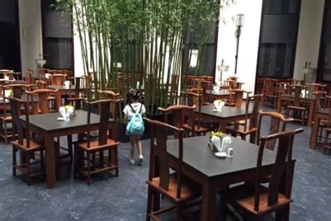 沧州网红餐厅(河北沧州开在小树林的小店，一份焖饼20块钱，想吃排队) - 【爱喜匠】