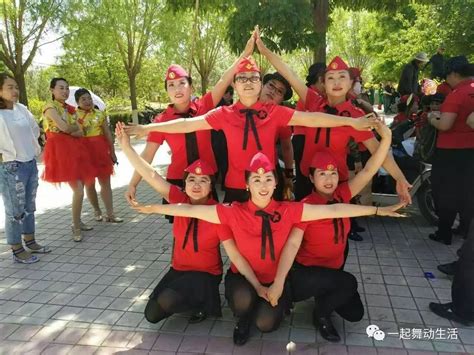 8人拍照队形图片