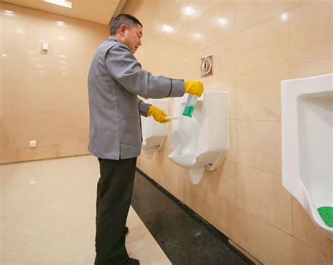 卫生间清洁 - 日常保洁 - 杭州盛凰保洁服务有限公司