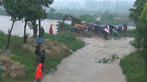甘肃成县暴雨河水上涨 农田被淹-图片频道
