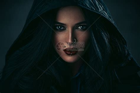 轻感的黑发女人戴着头罩的穿孔肖像黑暗的戏剧颜色高清图片下载-正版图片300172062-摄图网