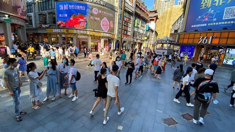 【寻迹罗湖】东门老街，集欢乐游购于一体的新型步行街_深圳新闻网
