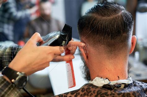 理发师剪头发时美发店里一个女高清图片下载-正版图片505818992-摄图网
