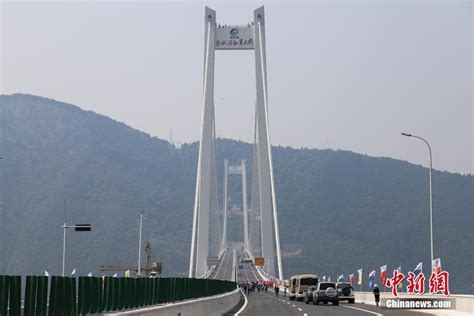 世界山区峡谷第一高塔悬索桥在贵州习水交工验收