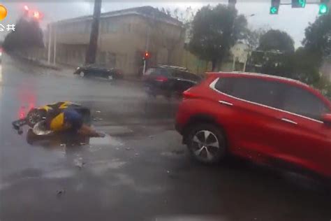 两女子骑电动车闯红灯被撞，还需担全责？究竟发生了什么？_凤凰网视频_凤凰网