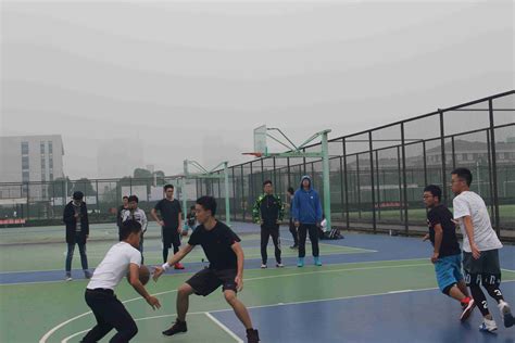 球场角逐 谁与争锋--广州千锋打响首届篮球争霸赛 - 千锋教育深圳校区