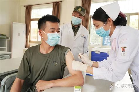 中国军队向越南军队援助的第二批新冠疫苗运抵河内机场_军事航空_资讯_航空圈