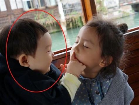 黄磊带小女儿打疫苗 妹妹化身逻辑鬼才_凤凰网视频_凤凰网