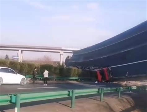 湖北鄂州段一高速匝道桥侧翻有车辆被压，造成3人死亡4人受伤__财经头条