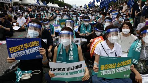 韩国数万名医生罢工第二天，有人辞职抗议_凤凰网