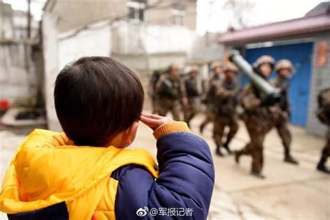 “小小军人”走进北京武警部队 感受军营风采_新闻中心_中国网