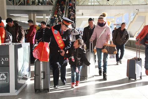 上海热线新闻频道——【新春走基层】拉萨火车站“五彩哈达”温暖春运回家路