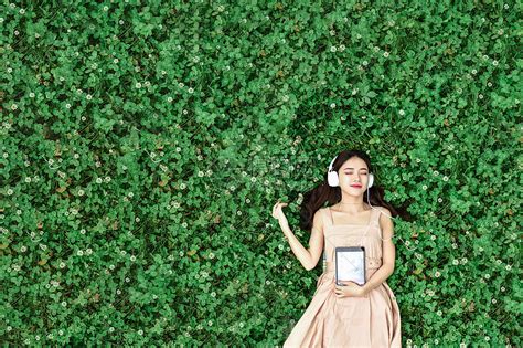 甜美女生头像草坪图片