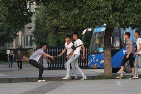 湖北襄阳中学生街头持刀打架多人围殴一人（图）_财经_环球网