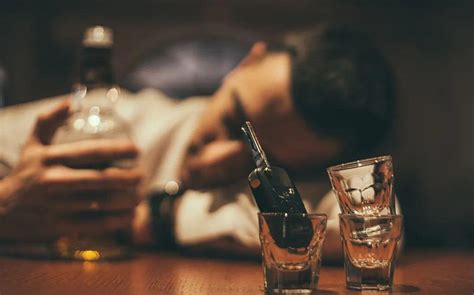 22岁男子饮酒助眠致吐血！喝酒真的可以助眠吗？不靠谱！__凤凰网