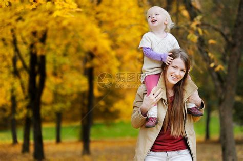 年轻母亲和她的幼儿女孩高清图片下载-正版图片507134458-摄图网