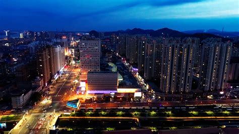 “大商圈”结合“小集市” 广西贺州夏日夜经济持续升温