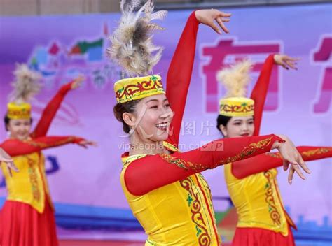 新疆布尔津：欢乐广场舞-人民图片网