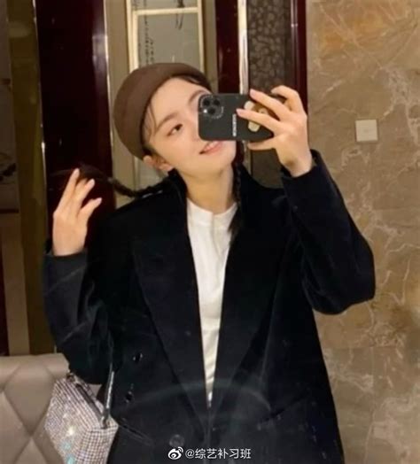 甜美女生头像对镜拍露脸