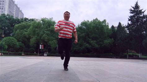 56岁大叔1个月坚持跳鬼步舞减肥，瘦18斤，健康又快乐_凤凰网视频_凤凰网