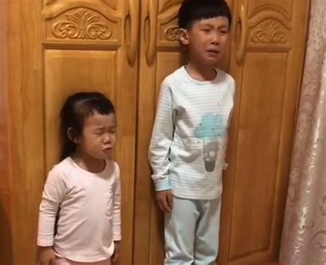 四岁双胞胎妹妹套路妈妈，妈妈还夸孩子懂事了，全过程笑翻了_腾讯视频