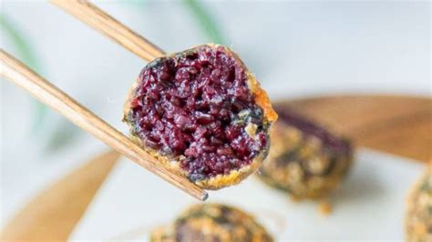 【五彩斑斓紫米饭团的做法步骤图，怎么做好吃】西西卡是个小胖子_下厨房