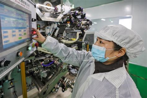 江西萍乡：赶制出口锂电订单产品-人民图片网