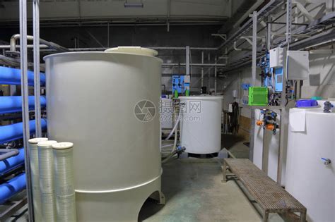 在工厂车间生产啤酒的设备工高清图片下载-正版图片502595505-摄图网