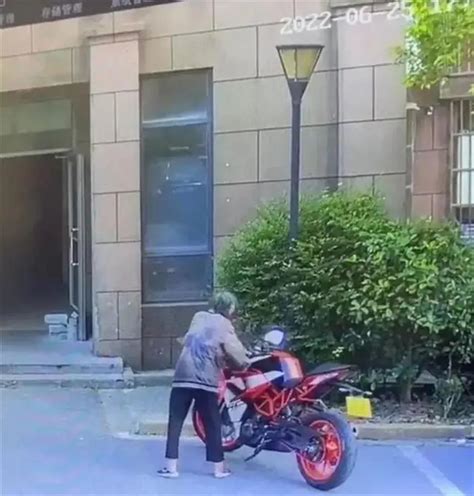 “上海老人推倒摩托车案”宣判！老人之子未露面，被判赔偿1.6万