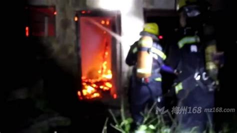 兴宁财政局附近一房子着火了！