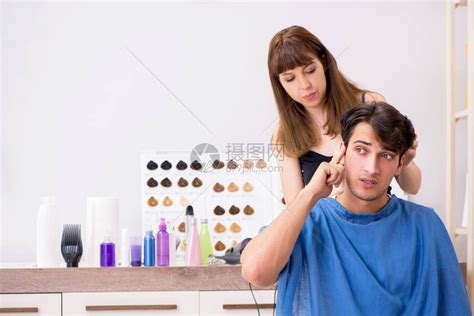 拜访女理发师的年轻有魅力的男人高清图片下载-正版图片507465671-摄图网