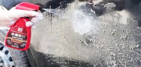 一名男子用高压水射流清洗汽车上的污垢洗车专用洗涤剂在家门口高清图片下载-正版图片506594812-摄图网