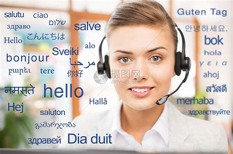 翻译,商业技术微笑的女翻译接线员办公室耳机,以同的外语问候语戴耳机的女人胜过外语的单词高清图片下载-正版图片300046764-摄图网