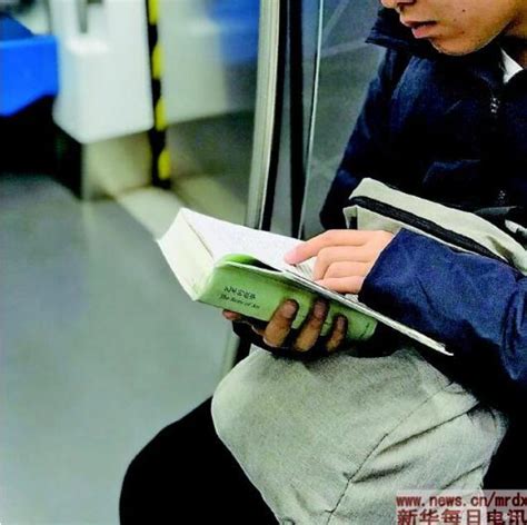 北京地铁上的读书人：手里那本书就像正在发着光。