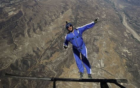 挑战万米高空跳伞成功80后小伙创华人最高纪录_凤凰资讯