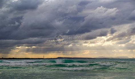 海面上风雨如磐的乌云沙滩和卷曲的海浪高清图片下载-正版图片506656974-摄图网