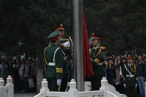 学校举行升国旗仪式庆祝中华人民共和国成立71周年-青岛科技大学高密校区